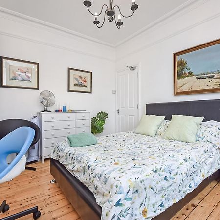 לונדון Groves 4 Bedroom, Shepherds Bush מראה חיצוני תמונה