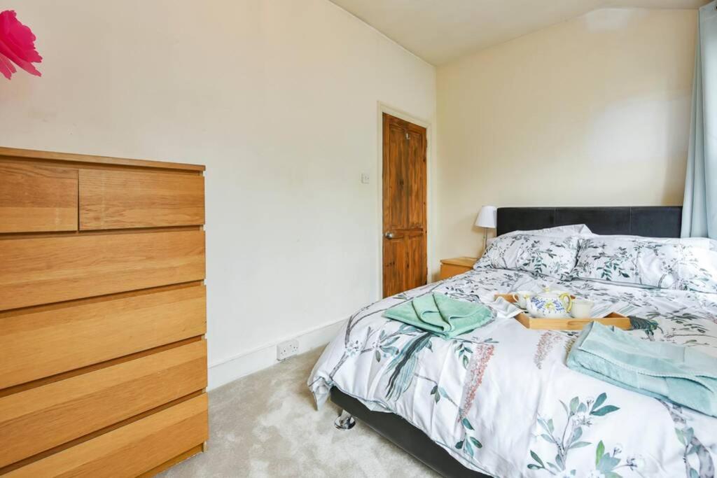 לונדון Groves 4 Bedroom, Shepherds Bush מראה חיצוני תמונה