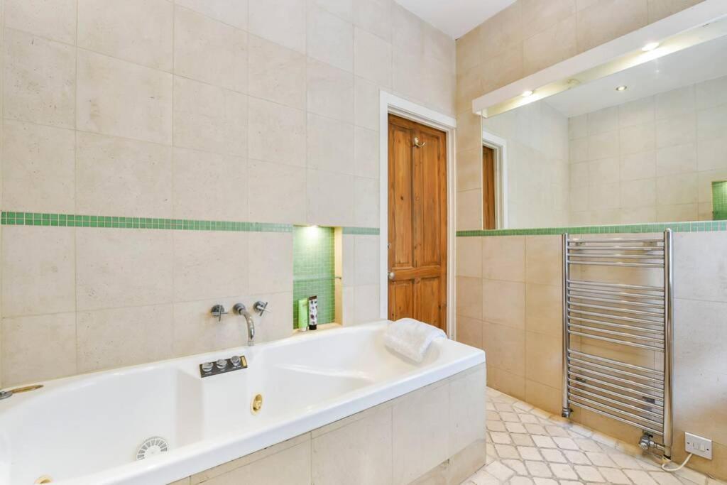 לונדון Groves 4 Bedroom, Shepherds Bush מראה חיצוני תמונה